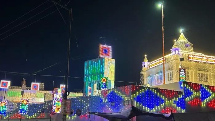 जिला के संतोषगढ़ नगर में श्री विश्वकर्मा मंदिर को लाइटों से भव्य ढंग से सजाया गया