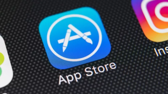 Apple अब iPhones जैसे अपने डिवाइस पर थर्ड-पार्टी के ऐप स्टोर या ऐप इंस्टालेशन की अनुमति दे सकता है।