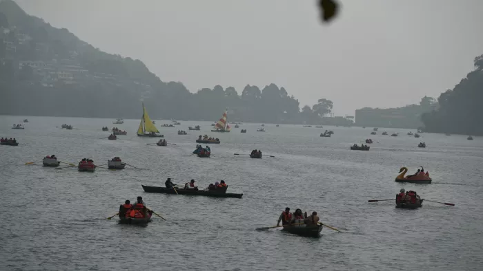 Weather Update: नैनीताल में दोपहर में कुछ इस तरह धुंध व कोहरा छाया रहा। जागरण।