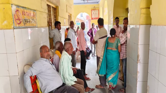 अस्पताल में लगातार मरीजों की संख्या बढ़ रही है।