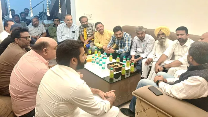 डिंपी ढिल्लों के पक्ष में आए विधायक गोल्डी कंबोज।