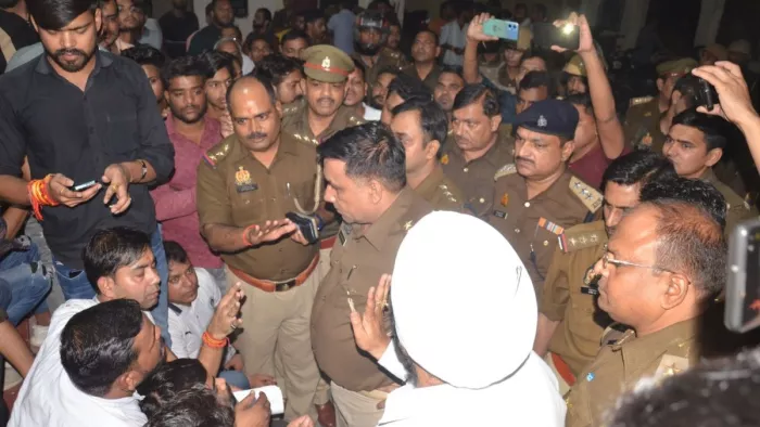 कोतवाली नगर में धरना प्रदर्शन के दौरान भाजपाइयों से बात करते सीओ प्रथम अभय कुमार पांडेय व अन्य। - जागरण।