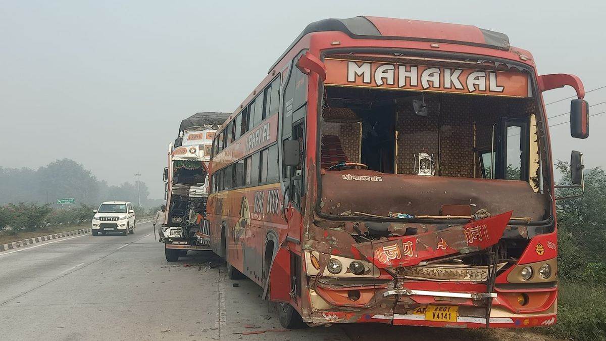 bus accident in sultanpur 11 people injured
