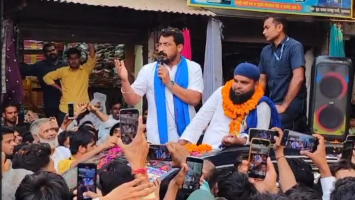 रतनपुर कला गांव में नुक्कड़ सभा को संबोधित करते हैं आजाद समाज पार्टी के राष्ट्रीय अध्यक्ष सांसद चंद्रशेखर आजाद। जागरण