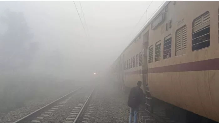 घने कोहरे के बीच बदायूं बरेली पैसेंजर ट्रेन निकली।