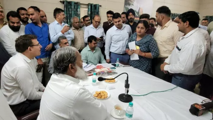 अनिल विज ने जनता दरबार में अधिकारियों को लगाई कड़ी फटकार।