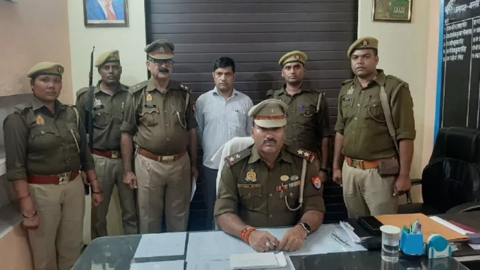 पुरानी बस्ती थाने में गिरफ्तार विद्युत विभाग के अवर अभियंता सौ.पुलिस विभाग