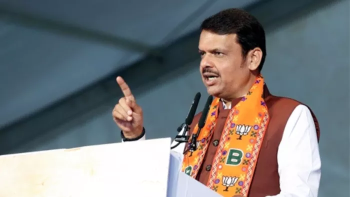 फडणवीस का असदुद्दीन ओवैसी पर पलटवार (फोटो-एएनआई)