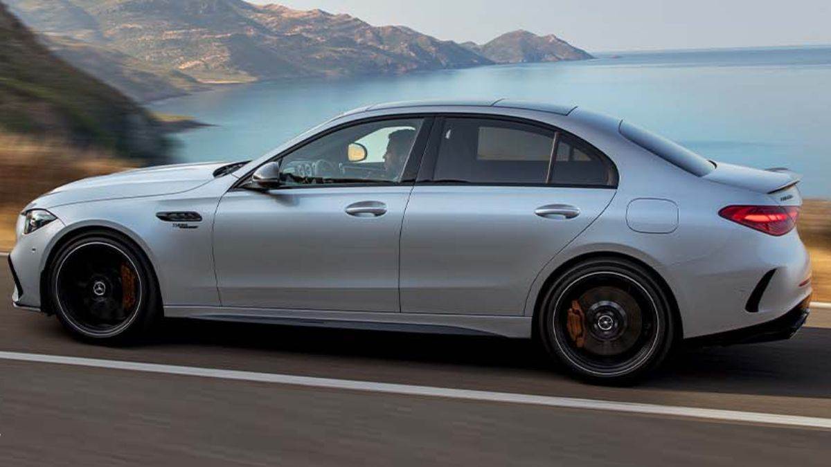 https://www.jagranimages.com/images/newimg/11112024/11_11_2024-mercedes_amg_c63_0977_23829385.jpg