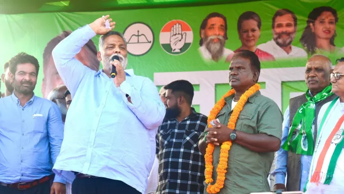 चार मोड़ में चुनावी सभा में मंचस्थ पप्पू यादव प्रत्याशी सुखराम उरांव के साथ। जागरण