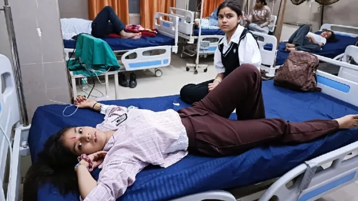 मथुरा- वृंदावन के जिला संयुक्त चिकित्सालय में उपाचार करवातीं पंजाब के संगरूर से आई छात्राएं। - फोटो: जागरण।