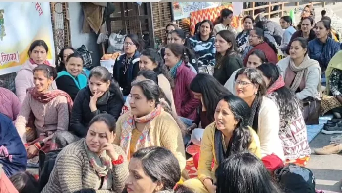 सर्द रातों में भी धरना पर डटे हैं महिला शिक्षक।