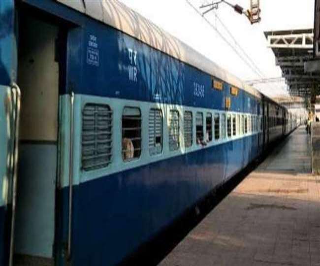 कोहरे का असर परिवहन सेवाओं पर भी पड़ा है।