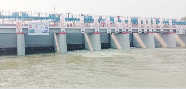 water released from rapti barrage into the main canal