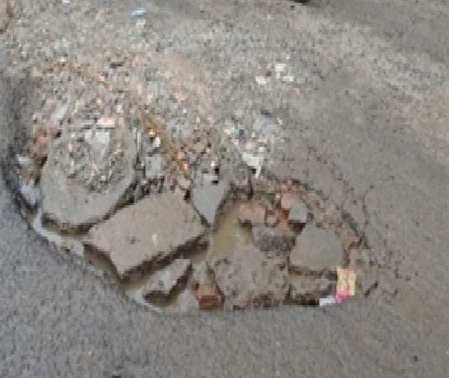 खग्गू सराय में रात को डाली गई सड़क, अगले दिन सुबह गई थी टूट।