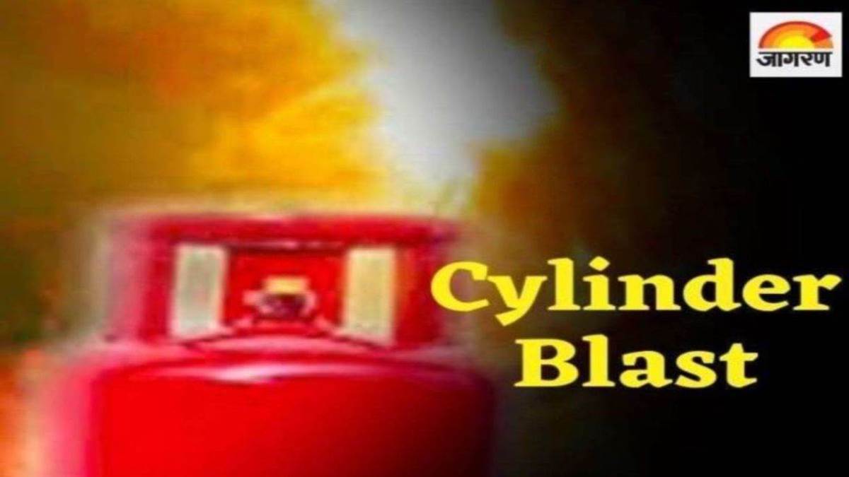 Maharashtra News मुंबई में गैस सिलेंडर फटने से दो मंजिला मकान गिरा, 1 महिला हुई घायल Two