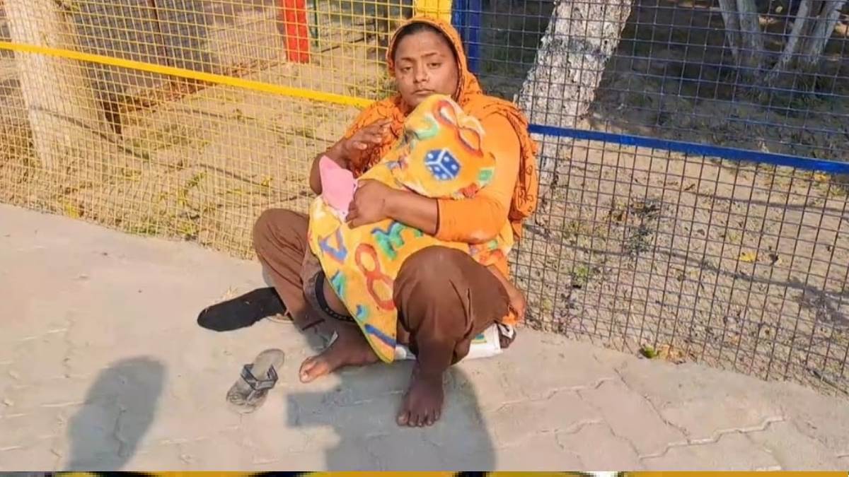 mother was running for ambulance with her chamki fever diseased daughter in farbisganj anumandal aspatal bihar