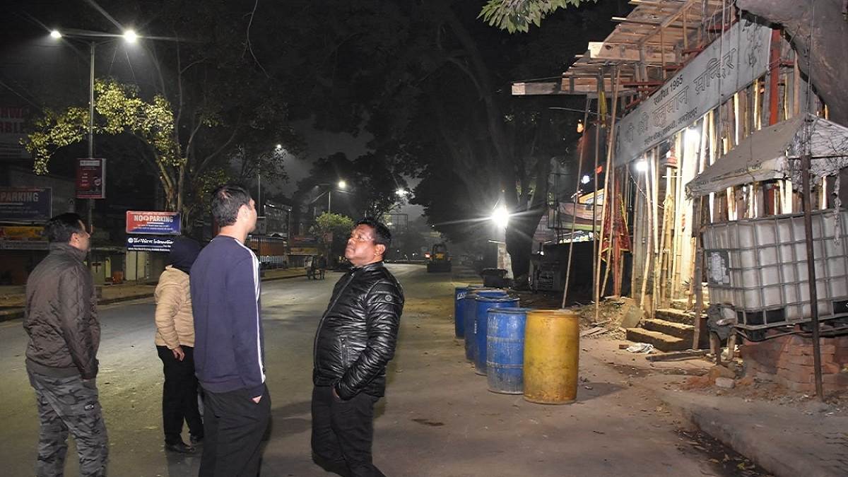 Jamshedpur साकची के हनुमान मंदिर से आधी रात को हटाया ढांचा पुलिस के