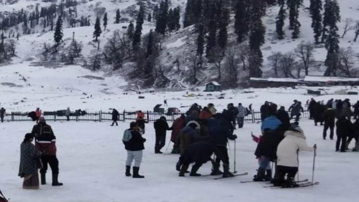 Kashmir के उच्च पर्वतीय क्षेत्रों में बर्फबारी, जम्मू में बूंदाबांदी से बढ़ी ठंड