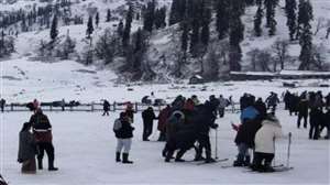 Kashmir के उच्च पर्वतीय क्षेत्रों में बर्फबारी