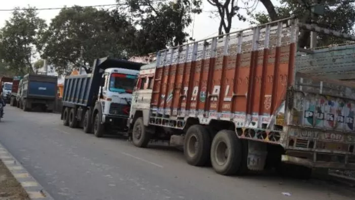 नवगछिया डीएसपी अंडरलोड ट्रक को ओवरलोड बताकर पकड़ा। (संकेत के लिए प्रयोग की गई फोटो)