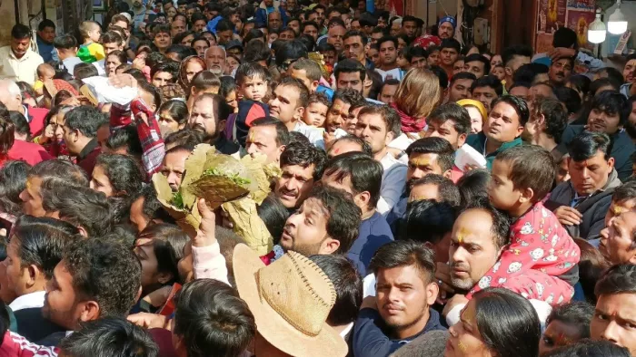 Banke Bihari Mandir: भीड़ के दबाव में फंसे श्रद्धालु, बच्चों की निकली चीख