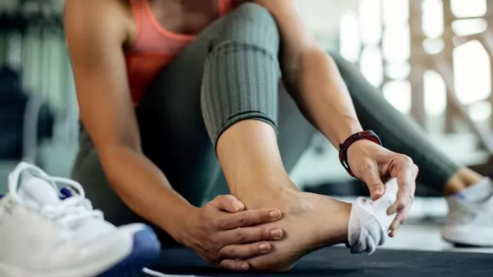 Heel Pain: एड़ियों के दर्द से राहत पाने के लिए अपनाएं ये घरेलू उपाय