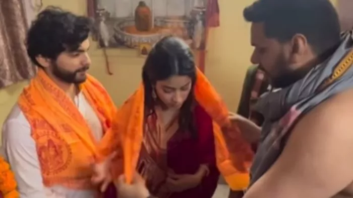 Janhvi Kapoor and Shikhar Pahariya seek blessing at Mandir