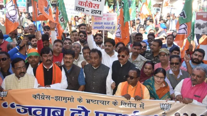 सड़क पर उतरी भाजपा, कांग्रेस-झामुमो पर किया हमला; कहा- धीरज साहू को गिरफ्तार कर तुरंत हो पूछताछ