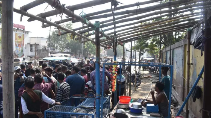 उपराष्ट्रपति के आगमन पर हटाई गईं फुटपाथ की दुकानें, अब रोजी-रोटी कमाने के लिए नहीं मिल रही जमीन