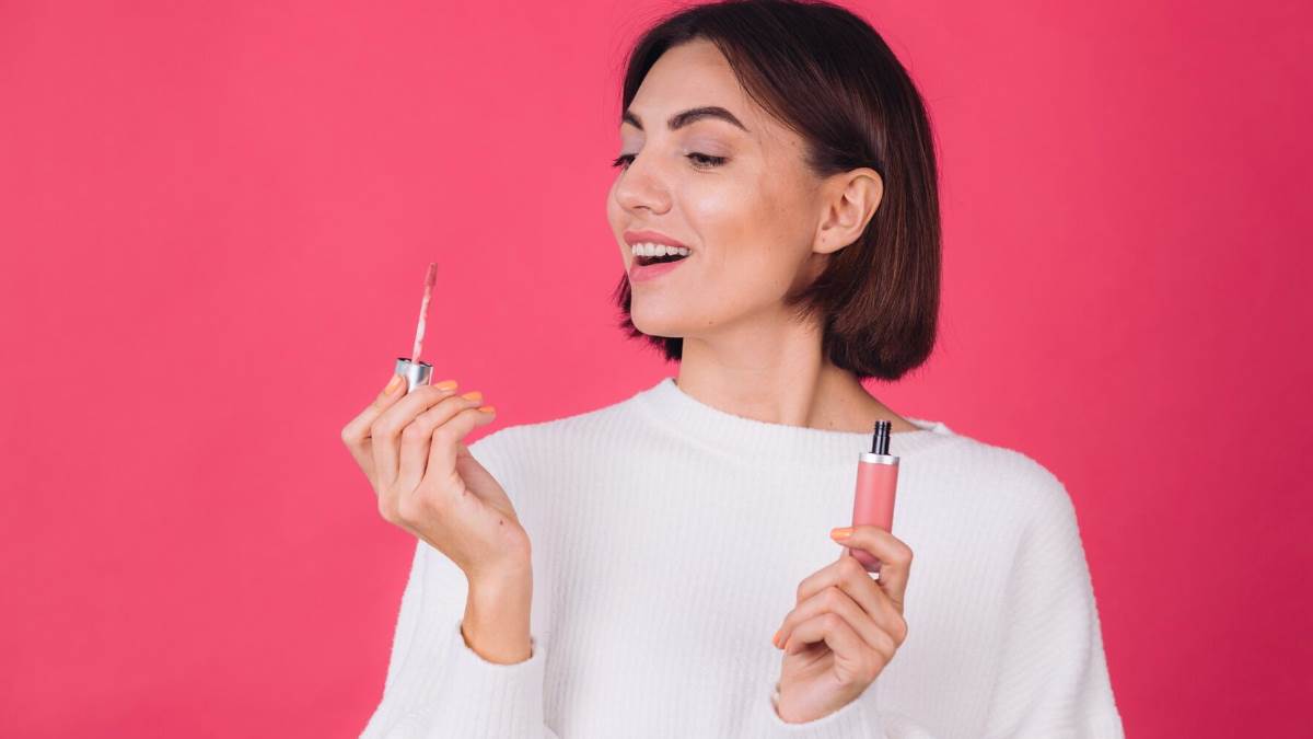 how to apply lipstick on dry lips