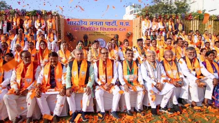 केंद्रीय पर्यवेक्षक के तौर पर मध्यप्रदेश पहुंचे सीएम मनोहर लाल ने नए सीएम मोहन लाल को गले लगाकर दी बधाई।
