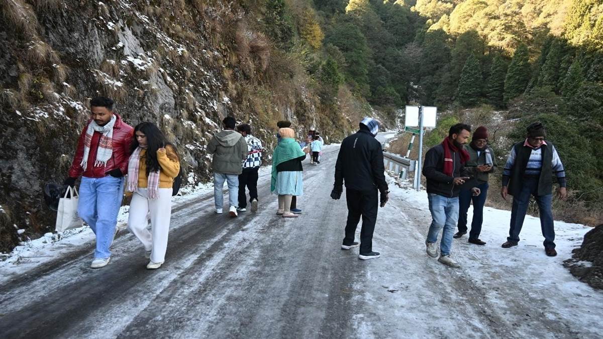 snowfall in nainital tourists rush come to see