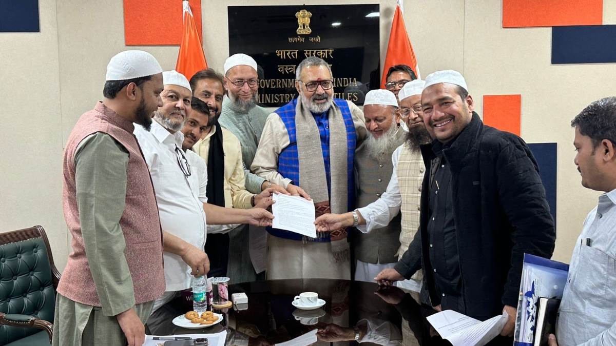 https://www.jagranimages.com/images/newimg/11122024/11_12_2024-asaduddin_owaisi_meets_giriraj_singh_23846175.jpg