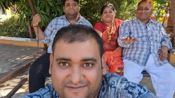 अपने माता-पिता के साथ अतुल सुभाष मोदी (फाइल फ़ोटो)