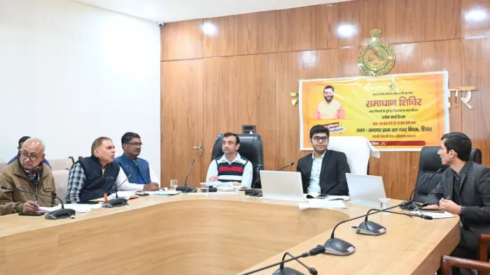 स्वामित्व योजना के संबंध में निगम सभागार में बैठक लेते हुए निगमायुक्त नीरज।