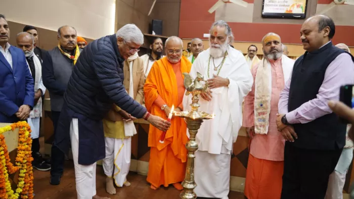 सम्मेलन में दीप प्रज्वलित करते गजेंद्र सिंह शेखावत, संत परमात्मानंद महाराज व स्वामी ज्ञानानंद जी।