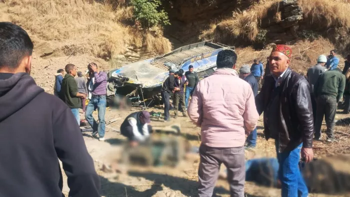 कुल्लू बस एक्सीडेंट को लेकर परिजनों ने सरकार और विभाग पर लगाया लापरवाही का आरोप।