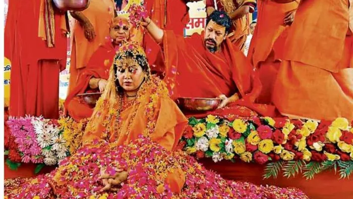 महामंडलेश्वर बनने वाली संन्यासिनी पर पुष्प वर्षा करते श्रीनिरंजनी अखाड़ा के आचार्य महामंडलेश्वर स्वामी कैलाशानंद गिरि व अन्यl जागरण अर्काइव