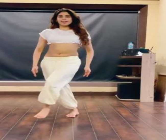 Janhvi Kapoor ने करीना कपूर ख़ान के गाने पर किया बेली डांस, वीडियो हुआ वायरल - Janhvi Kapoor performs belly dance on Kareena Kapoor Khan's song, video goes viral