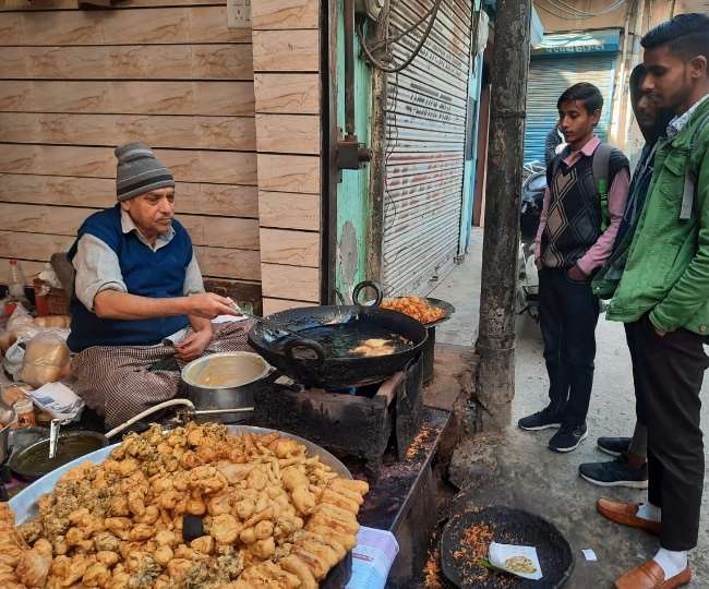 बैंक की नौकरी छोड़ बनाने लगा पकौड़े, करनाल की ये गली तक हो गई प्रसिद्ध