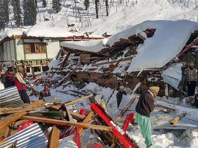 पाकिस्तान में लगातार बारिश से गिरी घर की छत, 5 की मौत और 2 घायल