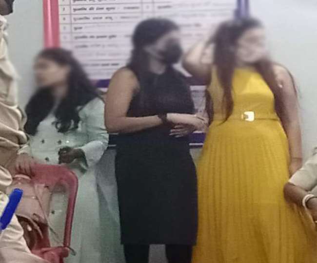महिला हेल्पलाइन में डबल मीनिंग बातों से परेशान हो कर्मी शिकायत करने पहुंच गई। सांकेतिक तस्वीर।