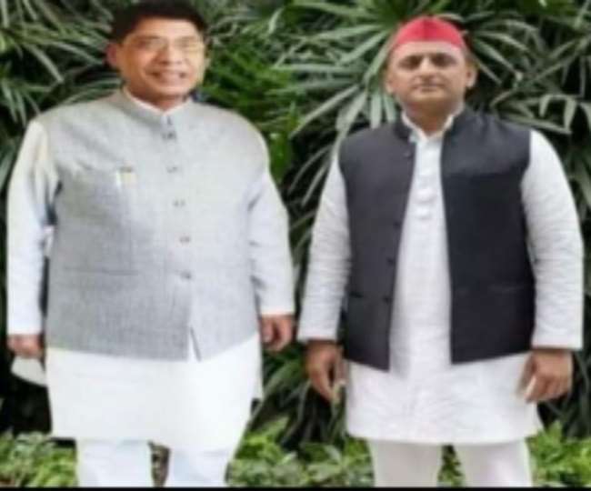 अखिलेश यादव के साथ डॉ जीएस धर्मेश का वायरल फोटो।