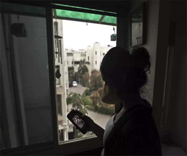 होम आइसोलेशन में कोरोना संक्रमित ( प्रतीकात्मक फोटो)।