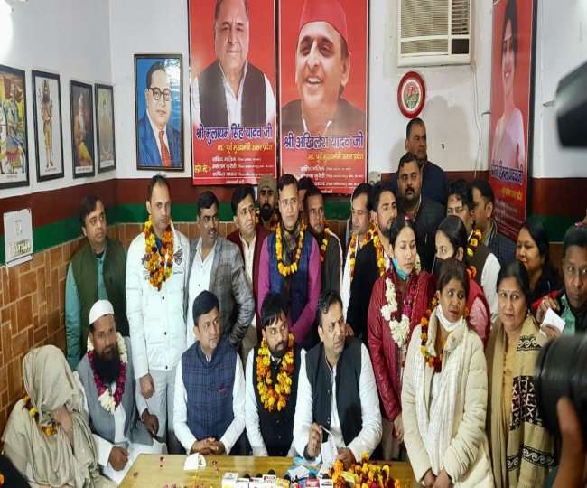 गाजियाबाद में सपा ने भाजपा, कांग्रेस और बसपा को दिया झटका, कई नेता पार्टी में हुए शामिल