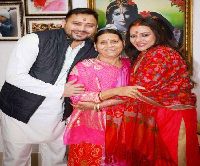मां राबड़ी देवी एवं पत्नी राजश्री यादव के साथ तेजस्वी यादव। फाइल तस्वीर।