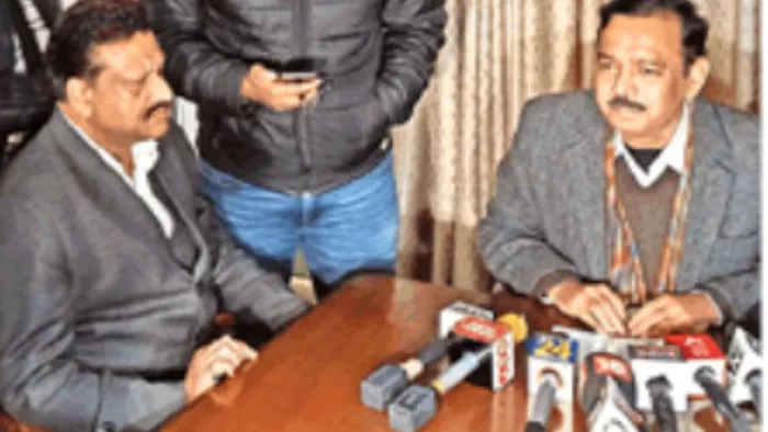 आइएएस अिधकािरयों की विजिलेंस को चुनौती, पीसीएस अफसर काम पर लौटे