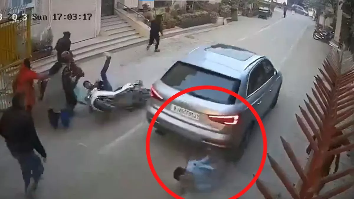 टक्कर मारने का वीडियो मंगलवार को इंटरनेट मीडिया पर प्रसारित हो गया।