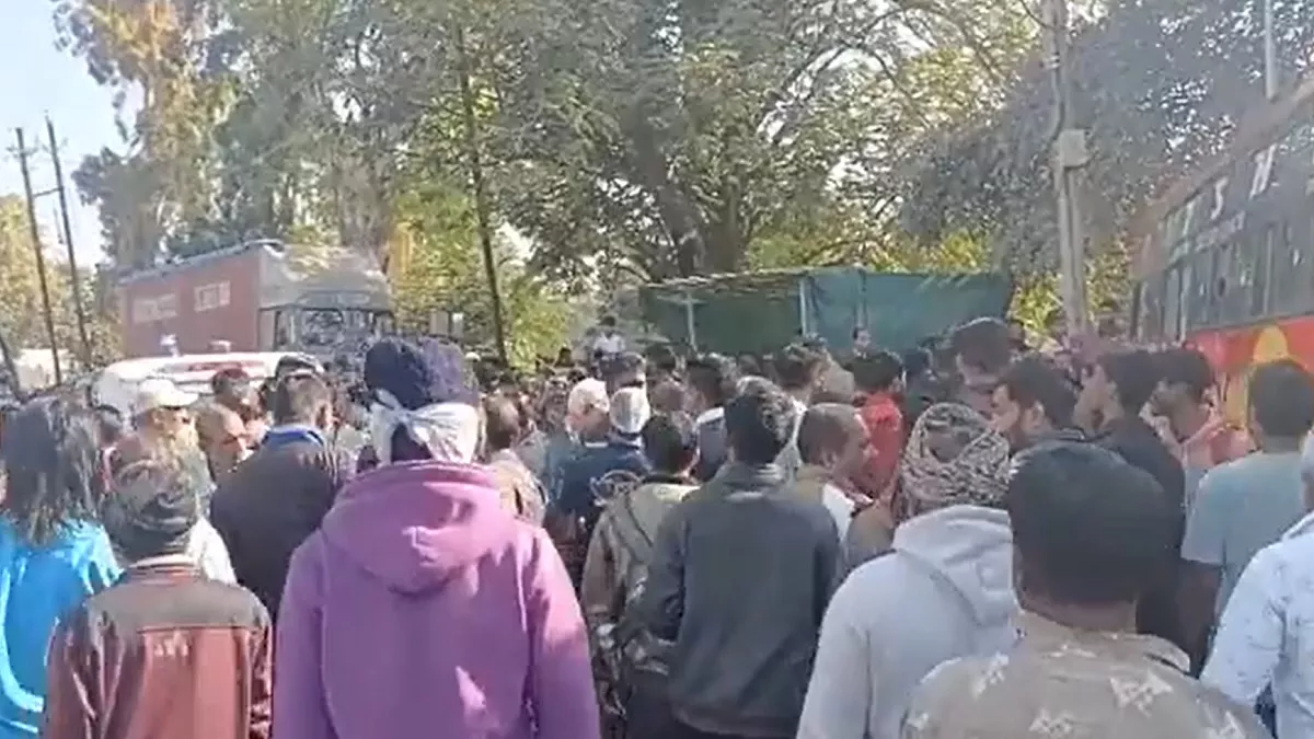 इंदौर में अनियंत्रित बस ने दूसरी तरफ जा रहे बाइक सवार को घसीटा, मौके पर हुई मौत